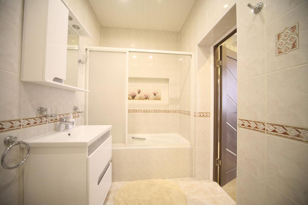 Three Bedroom - Next To St Peters Church *